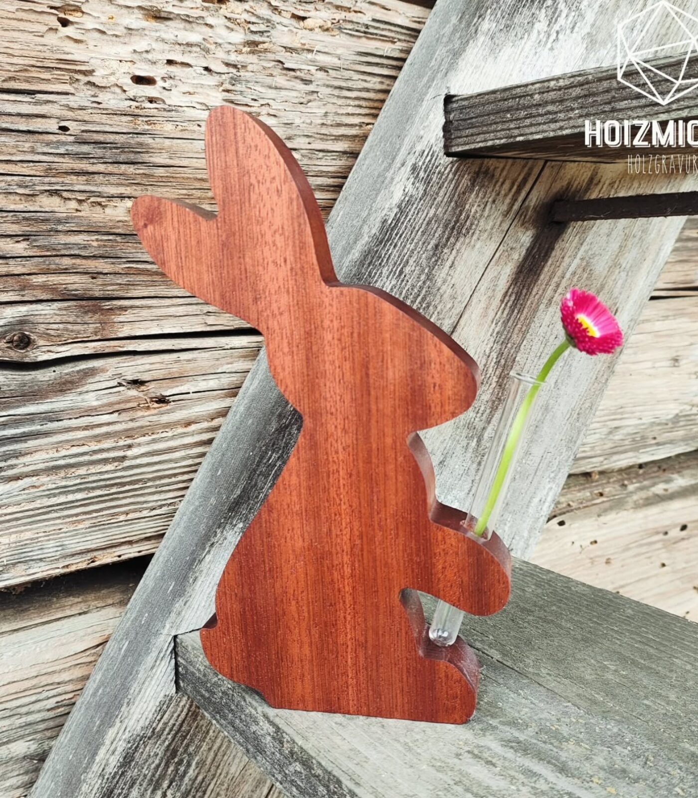 Holzhase mit Blumenhalter
